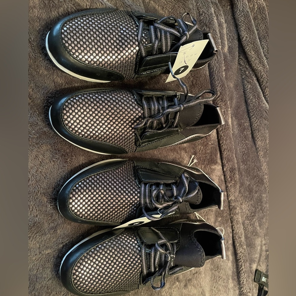 NWT A New Day blk/silver metallic/white/grey comfy tie up sneakers in Sz 6